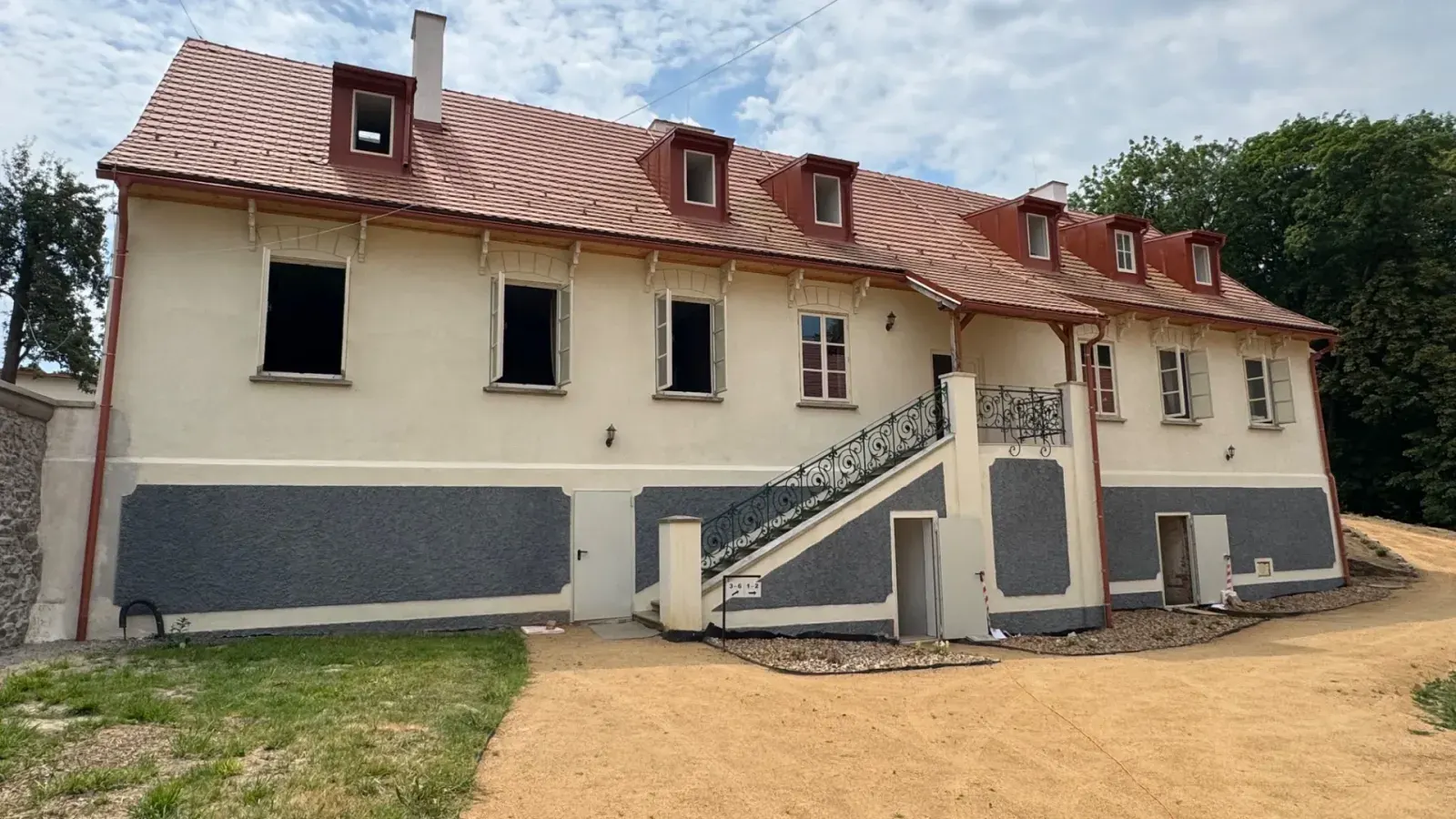 Obnovený apartmánový dům v zámeckém areálu.