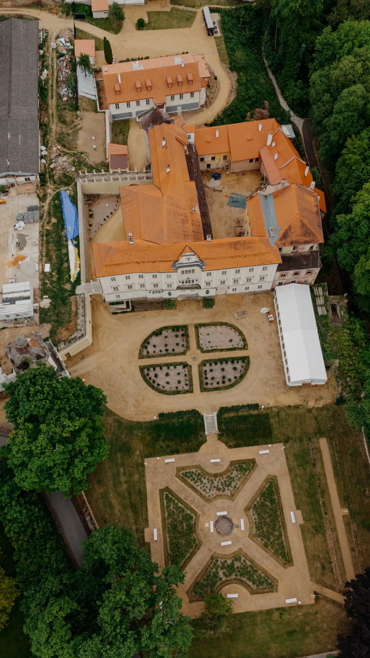 Zámecká zahrada s ornamentálním parterem shora.
