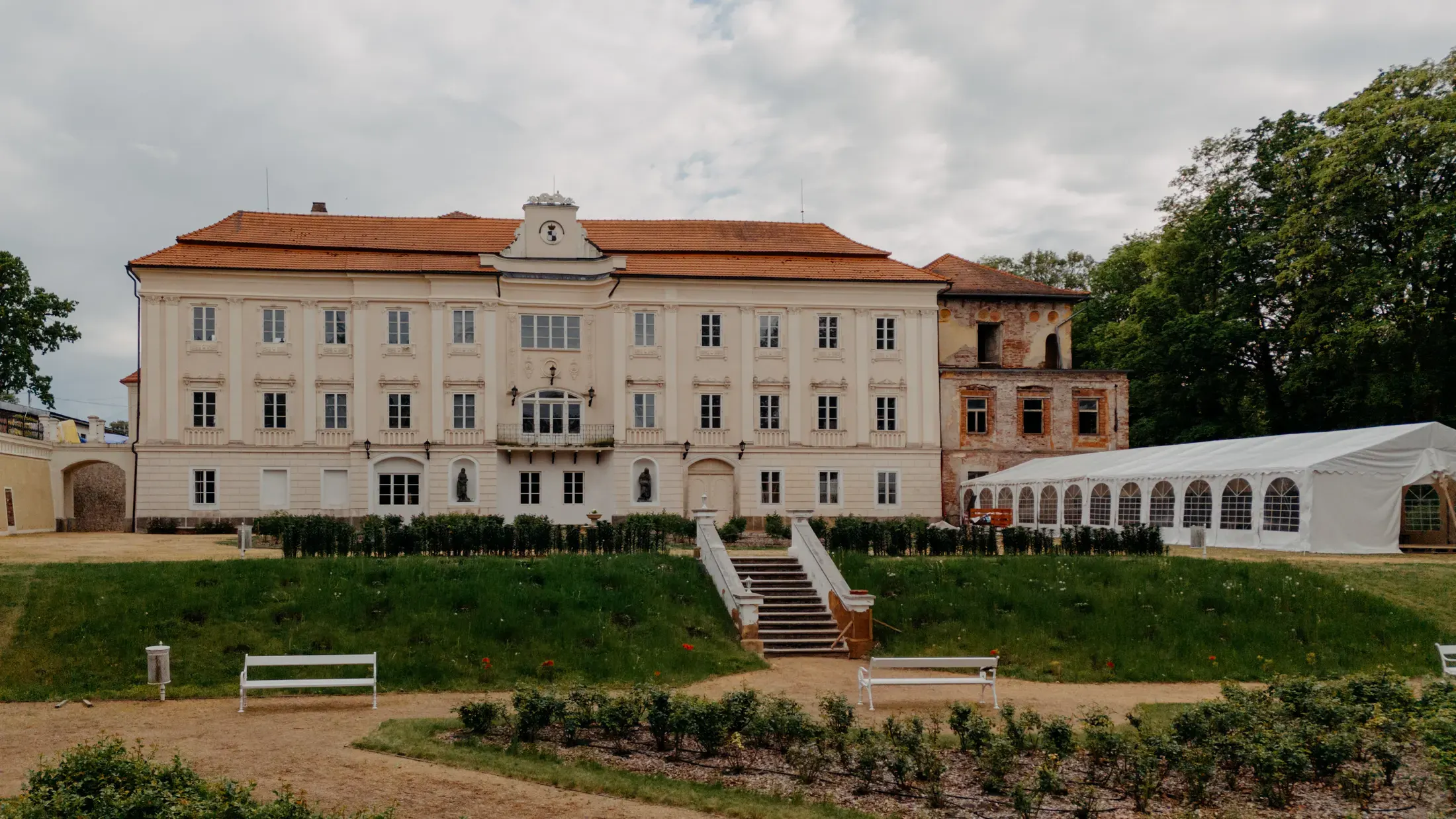 Průčelí zámku Bystřice nad Úhlavou s parkem.