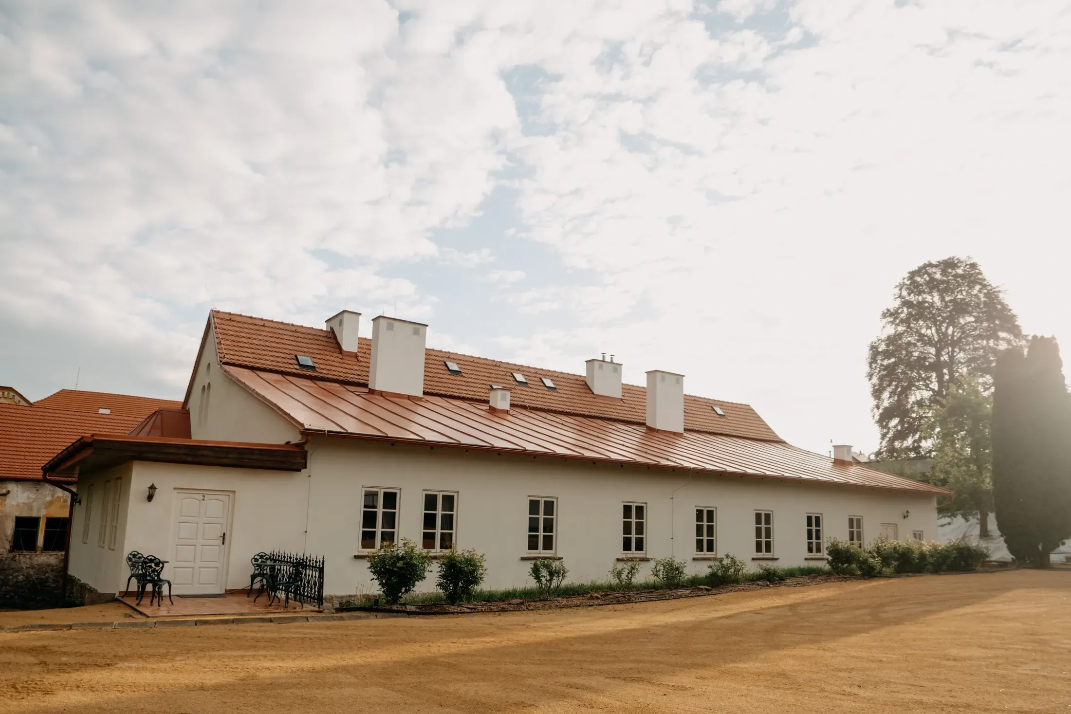 Apartmánové křídlo zámku v podvečerním světle.