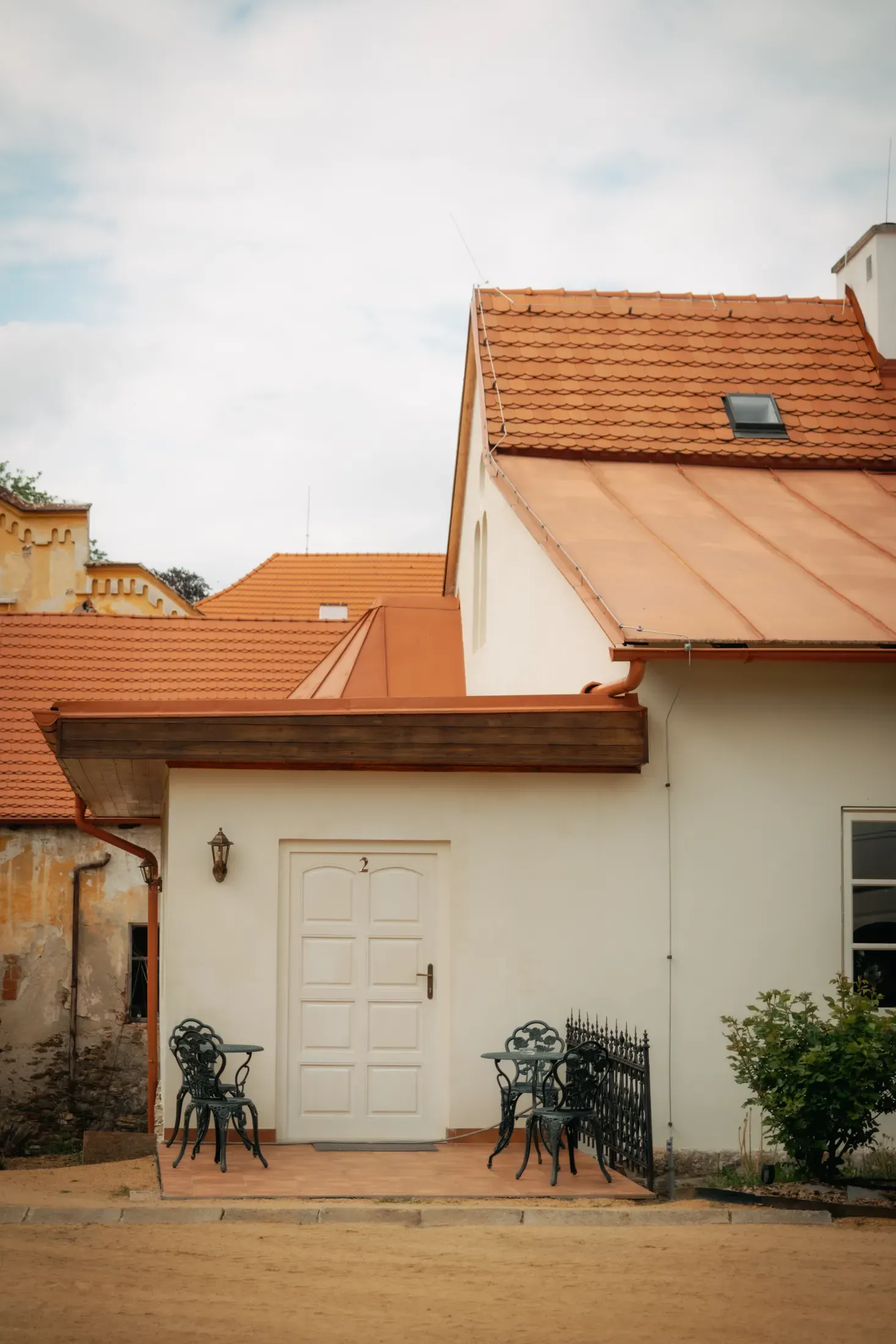Roh apartmánového stavení s oknem.