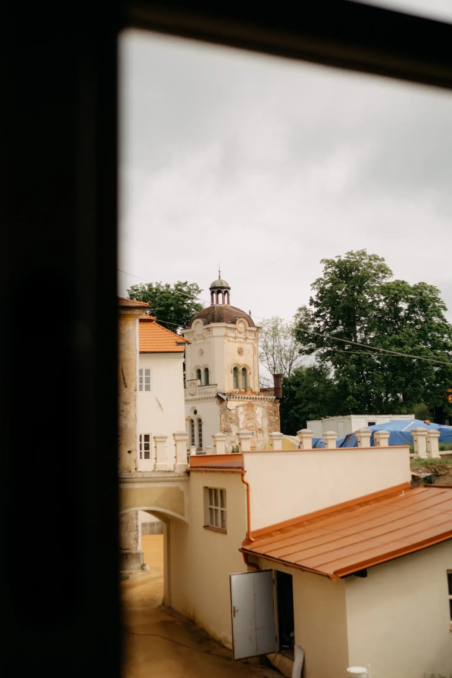 Detail kovové brány u nádvoří.