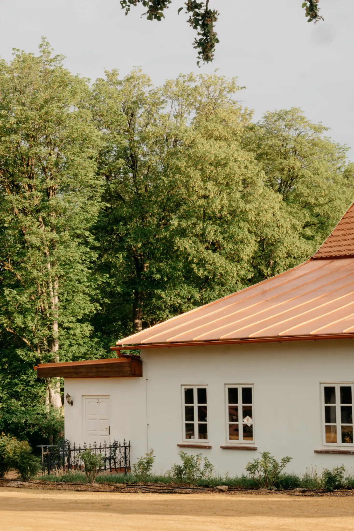 Zámecký park s travnatým parterem.