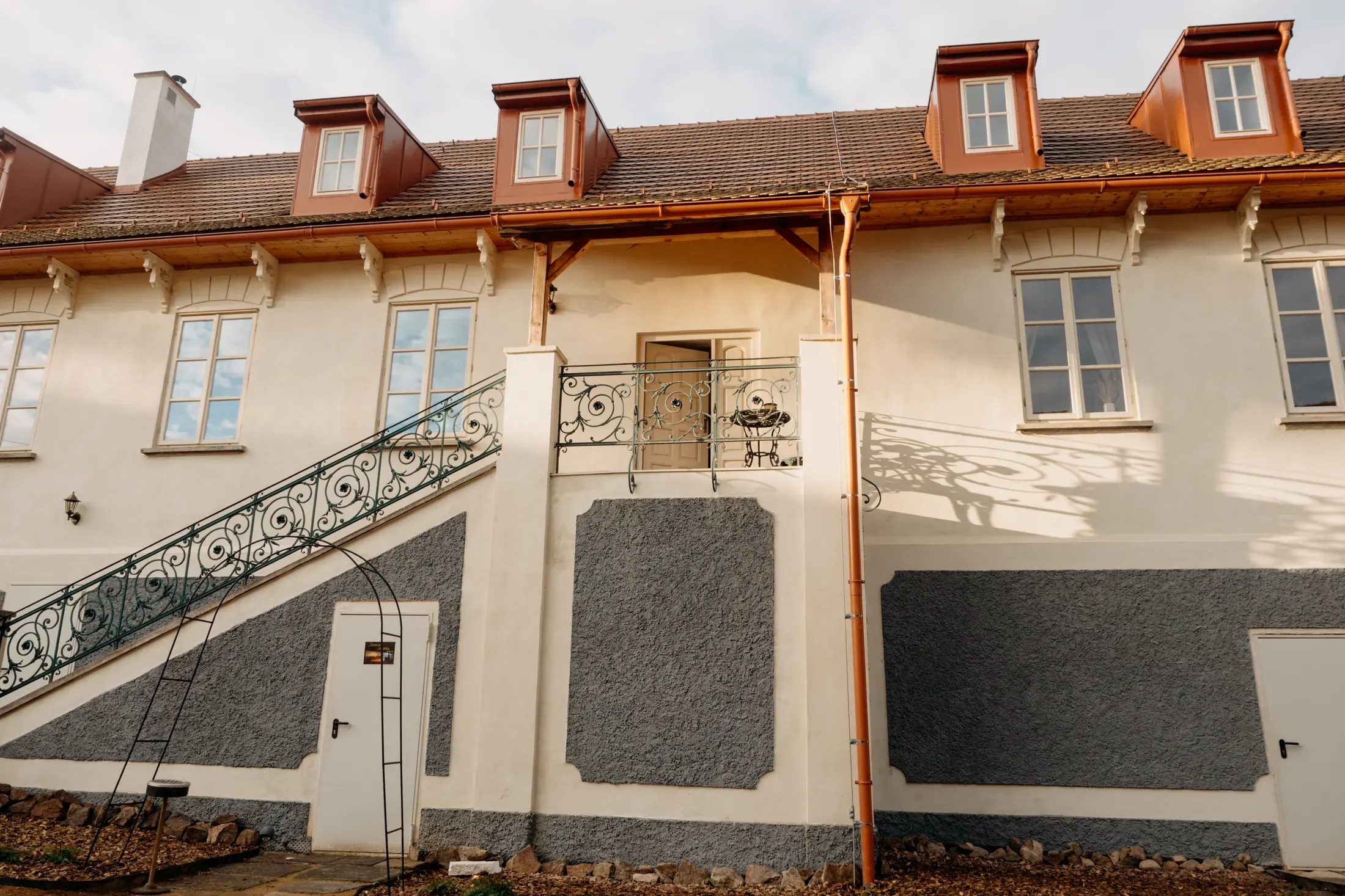 Apartmánové křídlo se vstupním schodištěm.