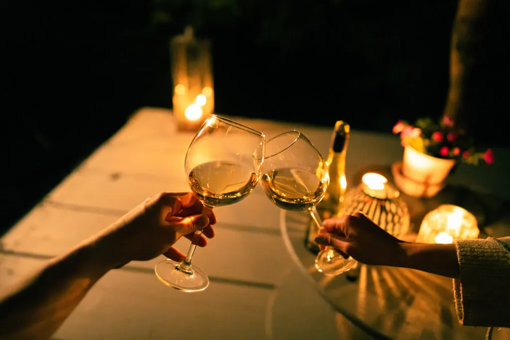 Glamping schovaný mezi stromy.