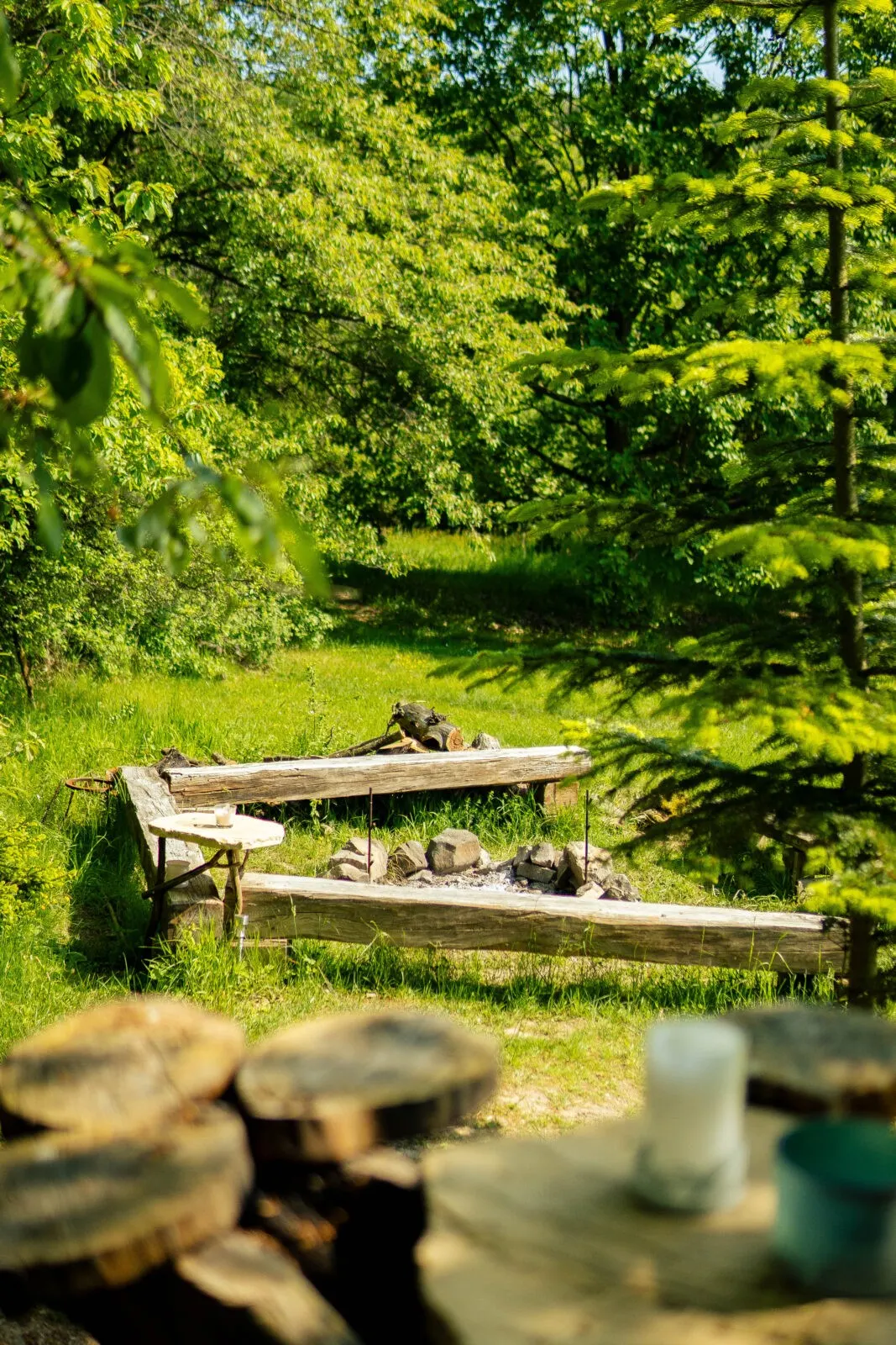 Večerní atmosféra u glampingu v Českém ráji.