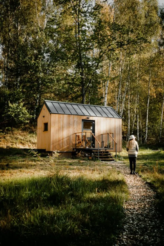 Glamping v Lužických horách za soumraku.