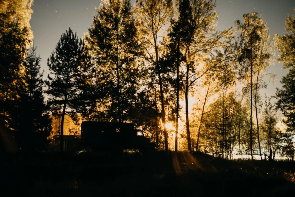 Postel s výhledem do přírody.