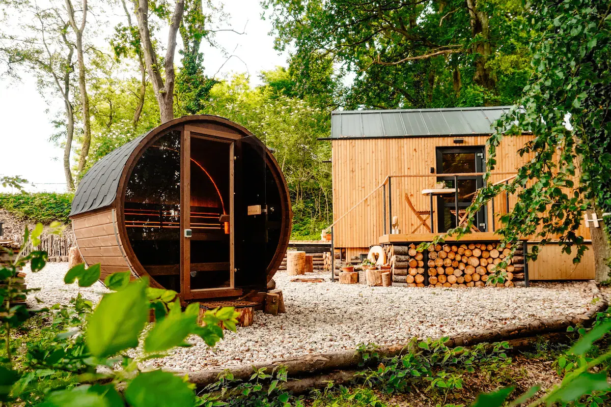 A glamping with a barrel sauna — an example of a well-prepared property.