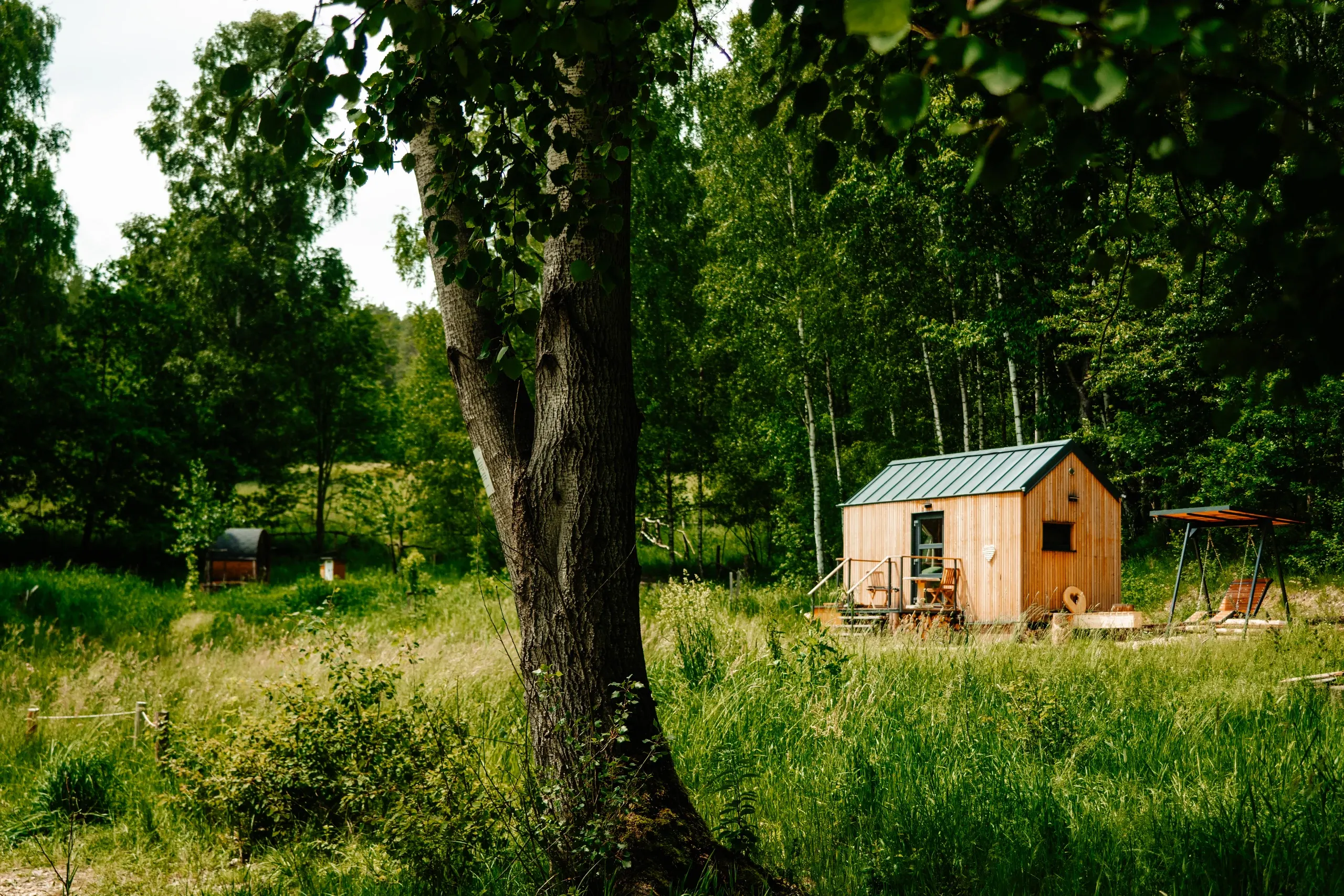 Glamping ukrytý v přírodě.