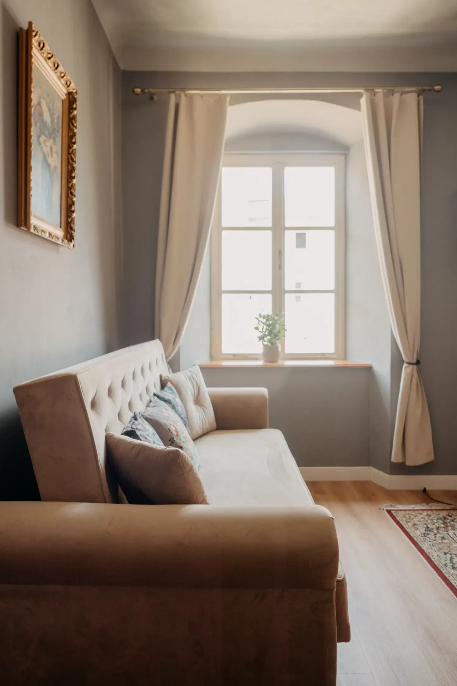 Apartmán Hradní, čalouněná pohovka u okna.
