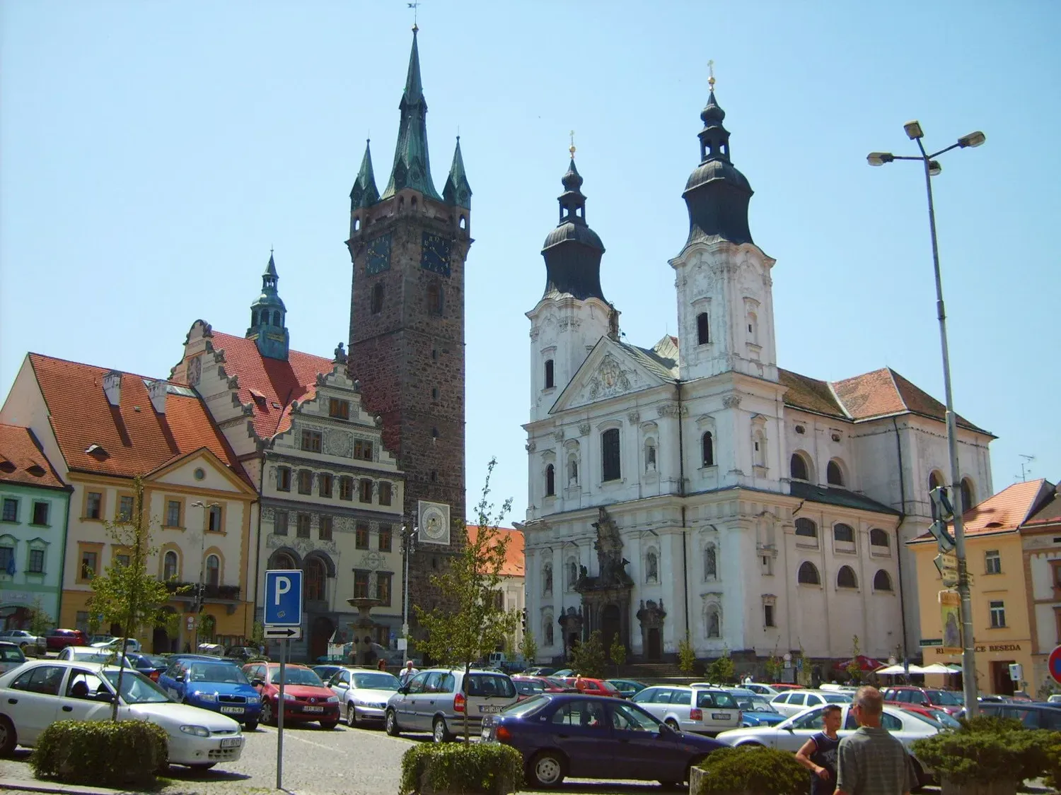 Klatovské náměstí s Černou věží a bílým kostelem.