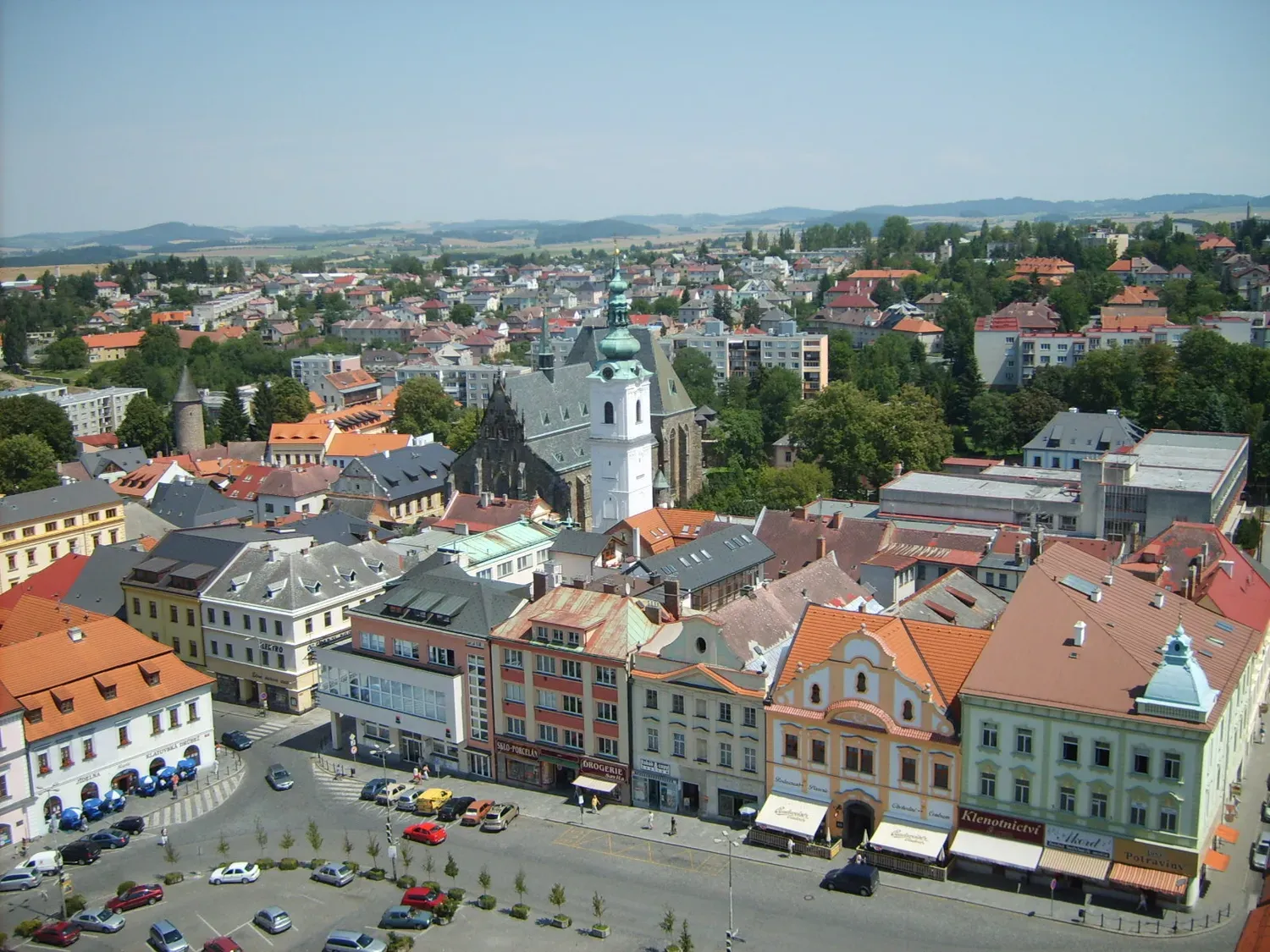 Pohled na střechy a věže města Klatovy.