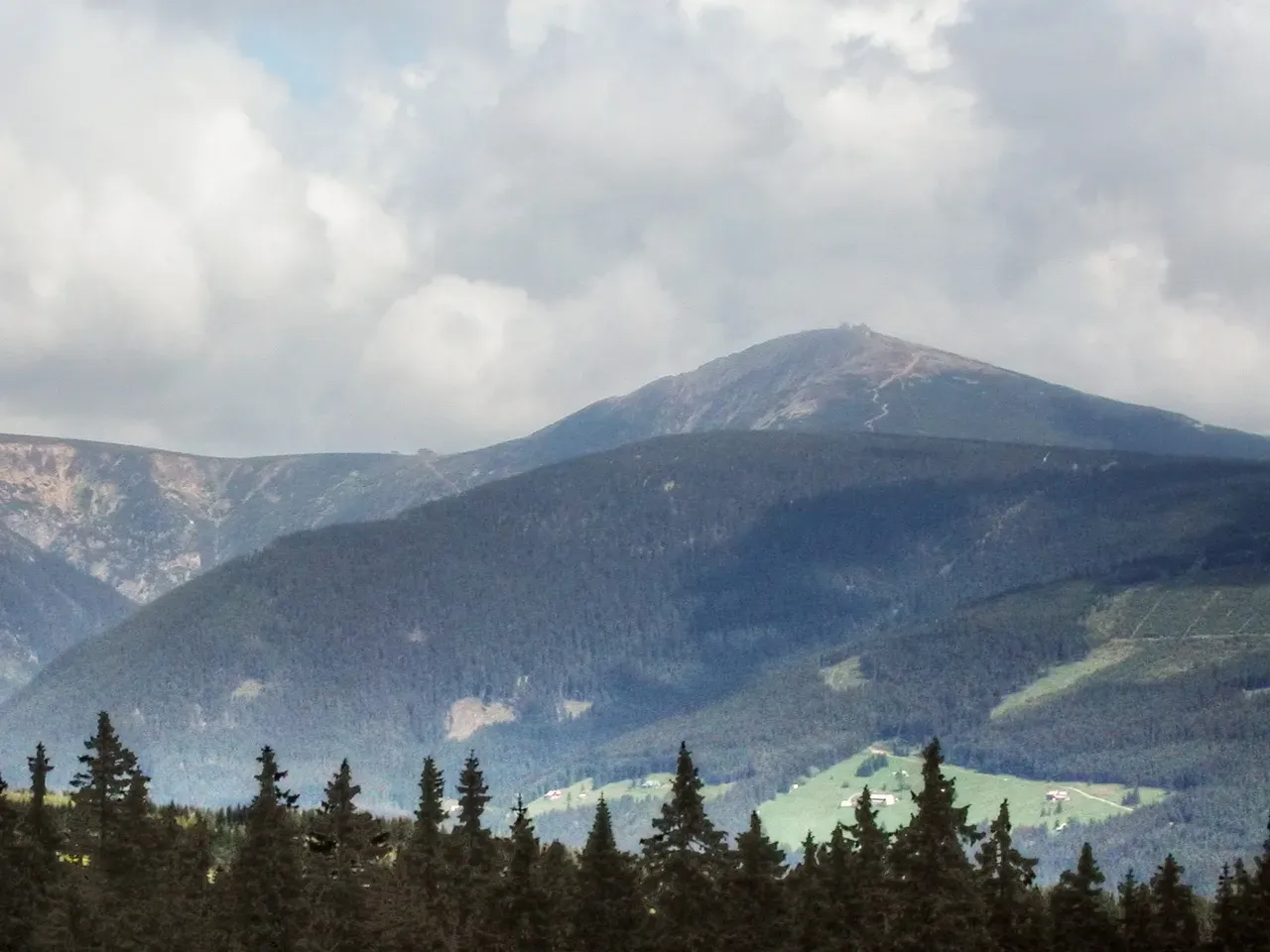 Hřebenové panorama Krkonoš.