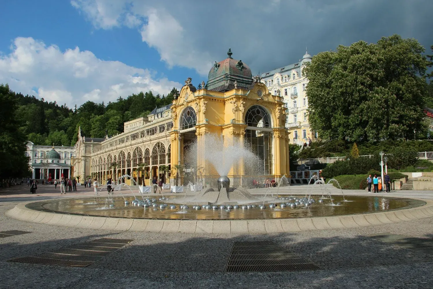 Zpívající fontána u kolonády v Mariánských Lázních.