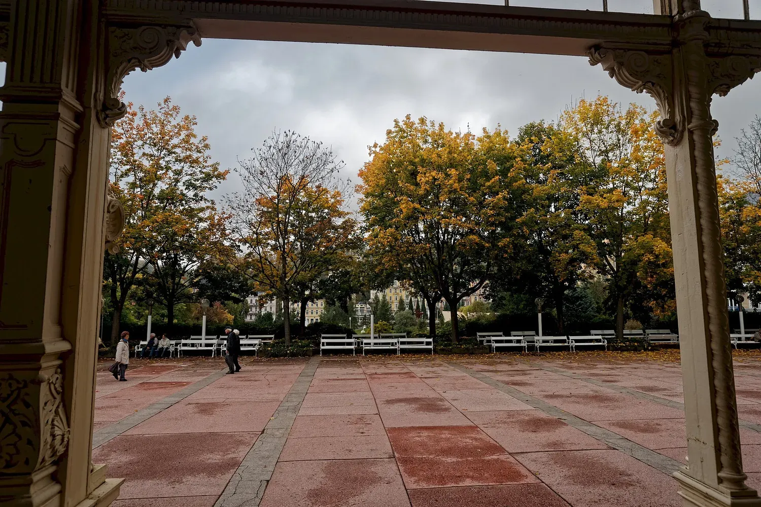 Lázeňský park s kolonádou v Mariánských Lázních.