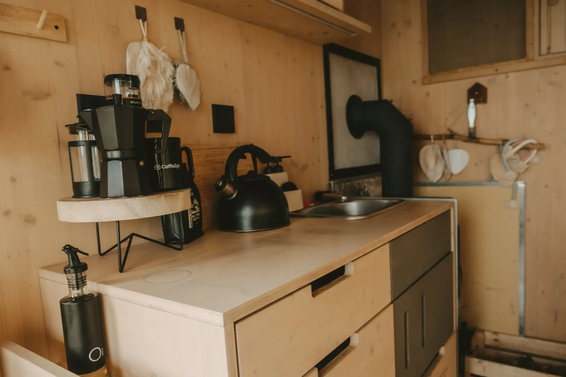 Kuchyňský kout, moka konvice, sklenice a káva Bobří řeka.