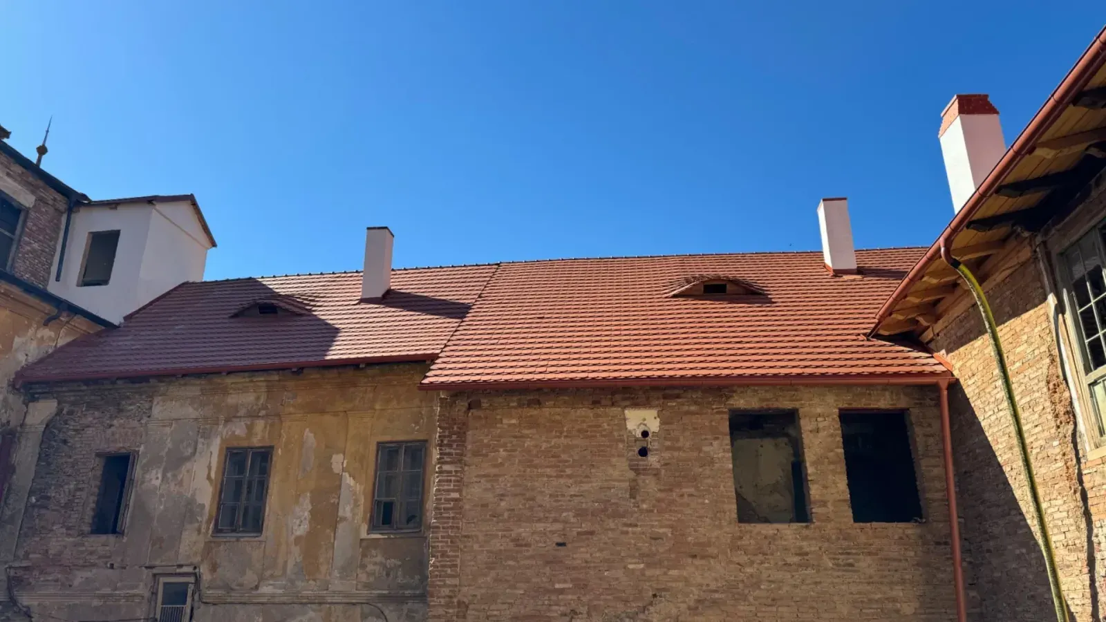 Nová střešní krytina nad tvrzí zámku.