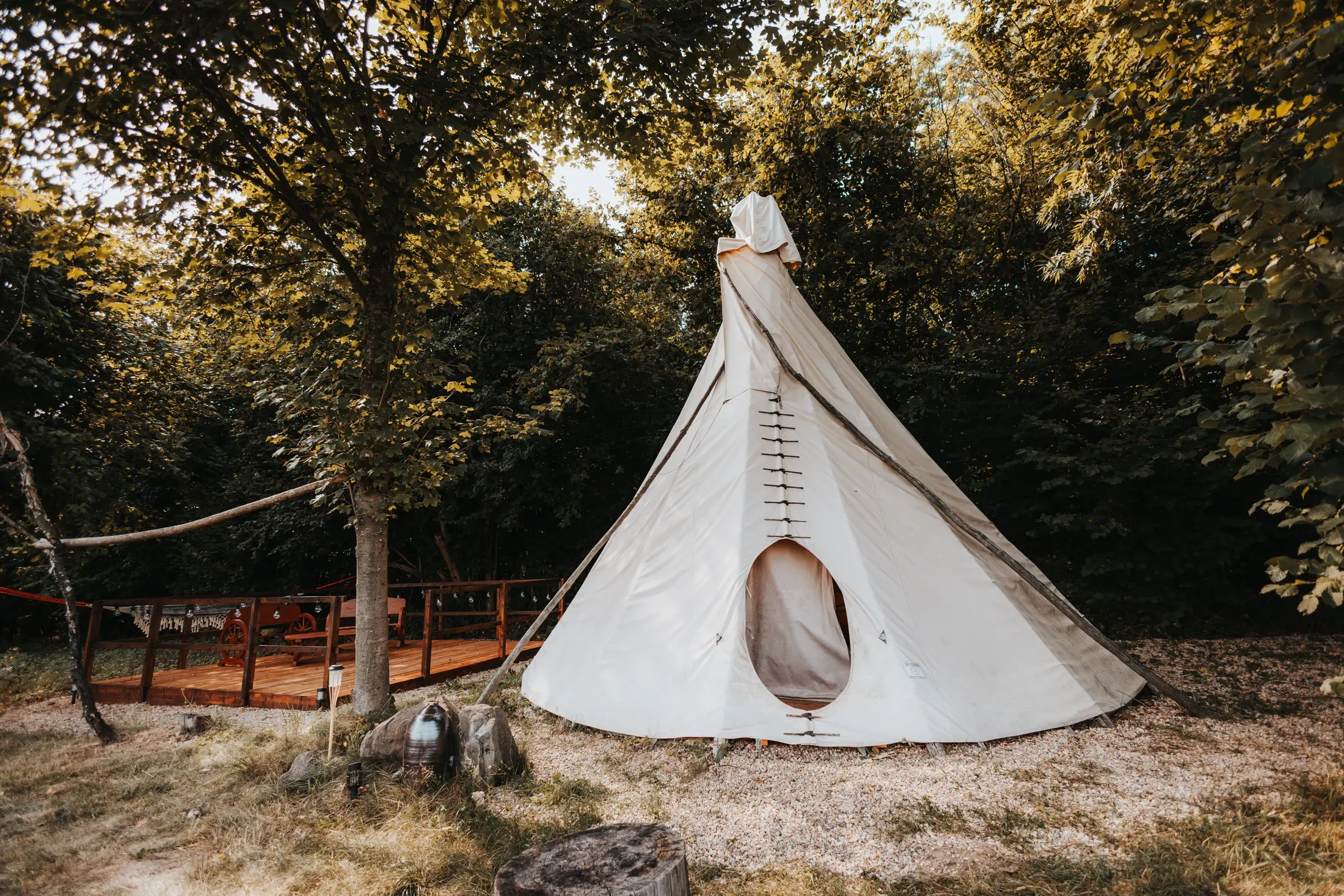 Teepee Svištící šíp na louce.