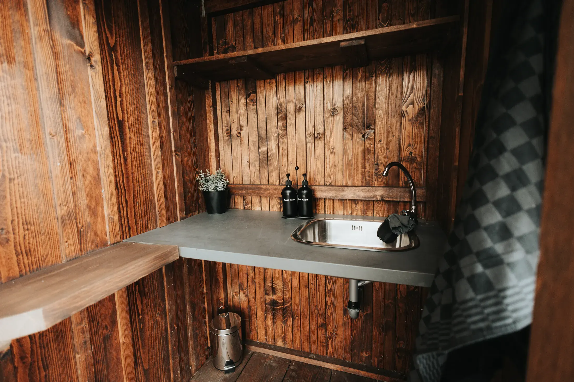 Teepee Svištící šíp při západu slunce.