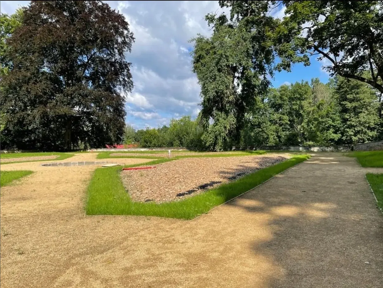 Zámecký park otevřený veřejnosti.